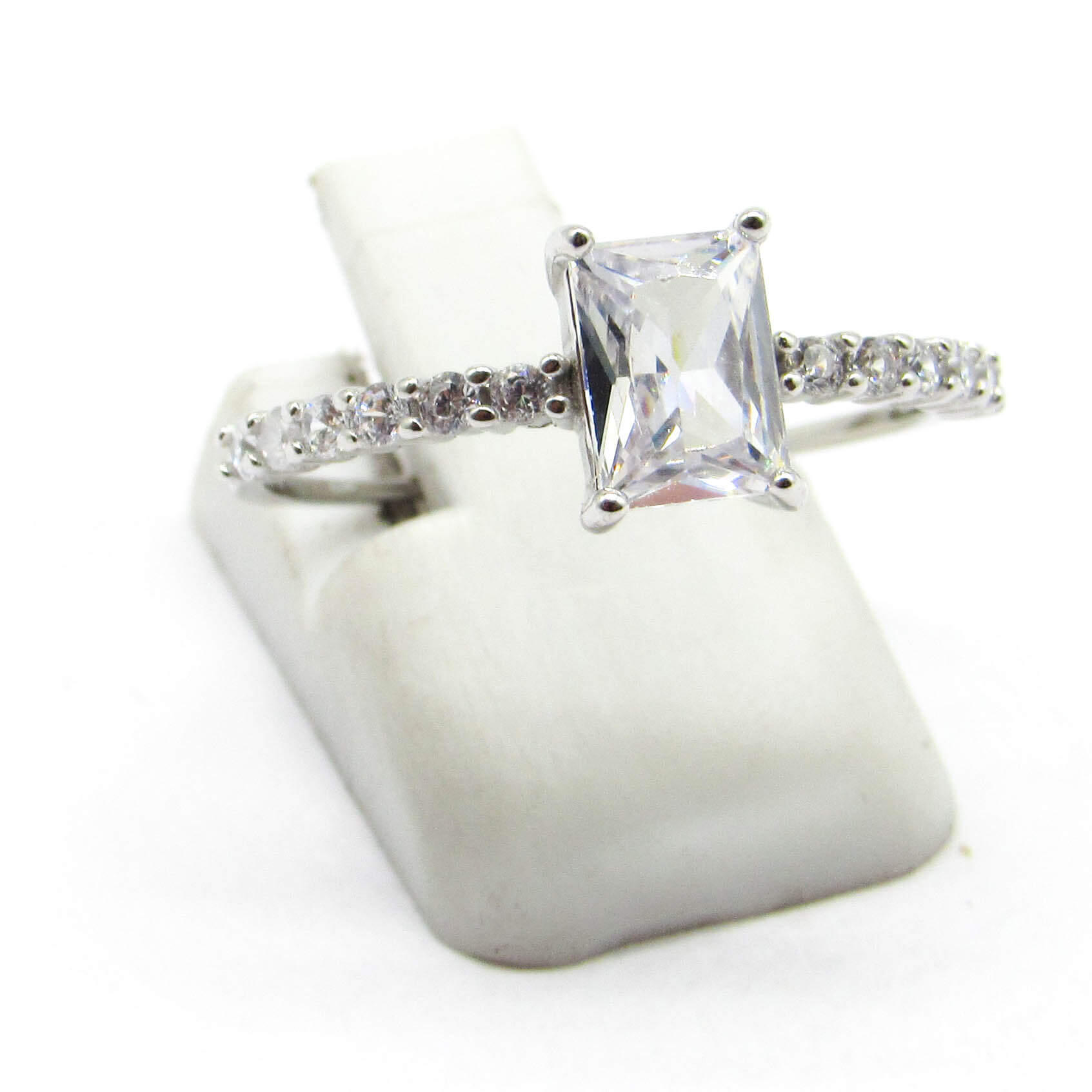 ANILLO MEDIO SIN FIN CUBICS Y CUBIC GRANDE BLANCO /PLATA